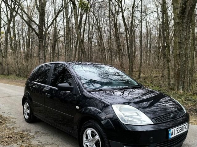 Черный Форд Фиеста, объемом двигателя 1.3 л и пробегом 260 тыс. км за 3600 $, фото 1 на Automoto.ua