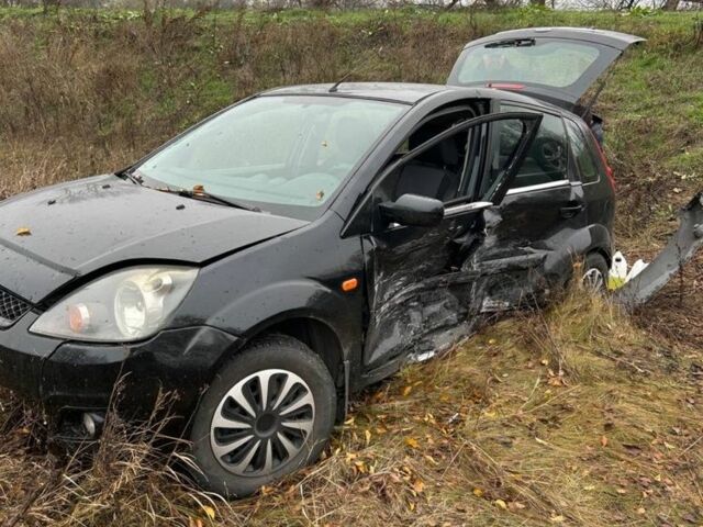 Черный Форд Фиеста, объемом двигателя 1.4 л и пробегом 270 тыс. км за 1500 $, фото 1 на Automoto.ua