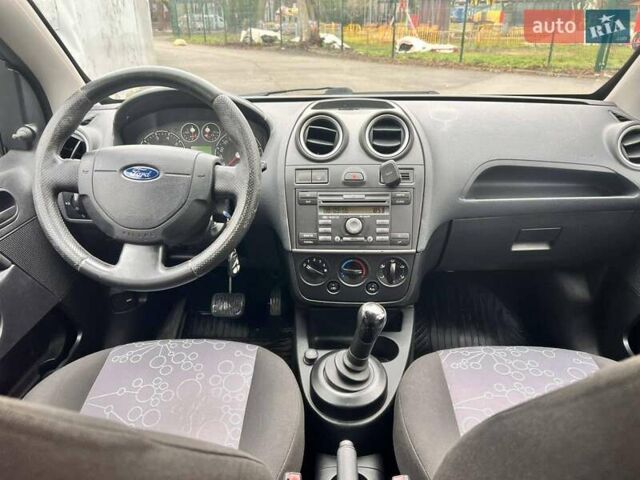 Черный Форд Фиеста, объемом двигателя 1.39 л и пробегом 210 тыс. км за 3750 $, фото 1 на Automoto.ua