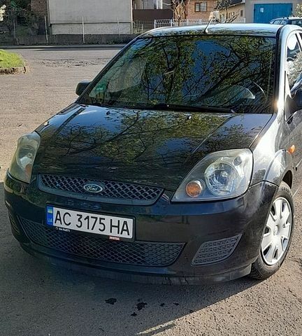 Черный Форд Фиеста, объемом двигателя 1.3 л и пробегом 200 тыс. км за 3500 $, фото 1 на Automoto.ua