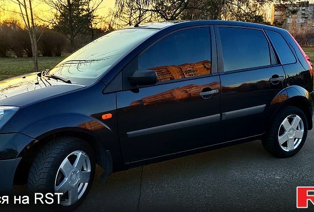 Черный Форд Фиеста, объемом двигателя 1.4 л и пробегом 137 тыс. км за 4399 $, фото 1 на Automoto.ua