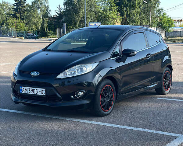 Черный Форд Фиеста, объемом двигателя 1.4 л и пробегом 148 тыс. км за 4399 $, фото 1 на Automoto.ua