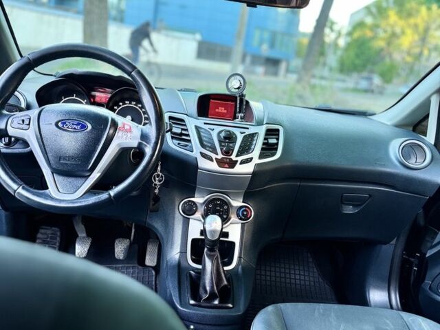 Черный Форд Фиеста, объемом двигателя 1.6 л и пробегом 291 тыс. км за 6450 $, фото 1 на Automoto.ua