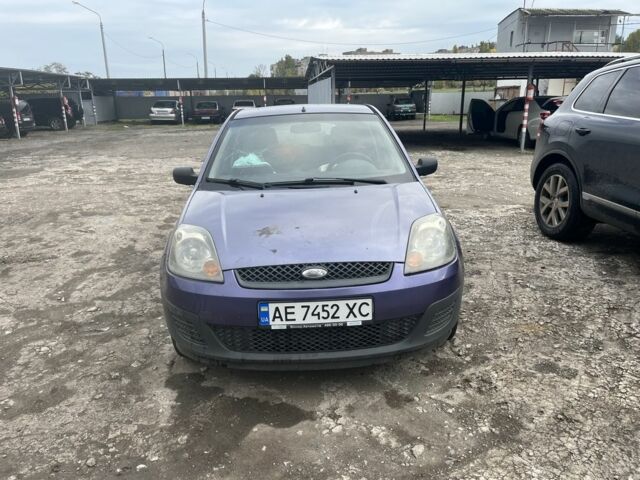 Форд Фиеста 2006 в Кривом Роге на Automoto.ua Фиолетовый Форд Фиеста, объемом двигателя 1.4 л и пробегом 300 тыс. км за 1300 $, фото 1 на Automoto.ua