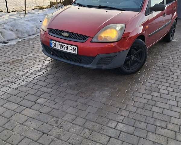 Червоний Форд Фієста, об'ємом двигуна 1.3 л та пробігом 202 тис. км за 2800 $, фото 1 на Automoto.ua