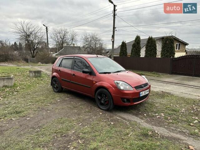Червоний Форд Фієста, об'ємом двигуна 1.3 л та пробігом 196 тис. км за 1700 $, фото 1 на Automoto.ua