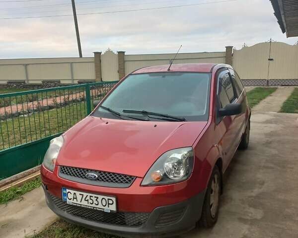 Красный Форд Фиеста, объемом двигателя 1.3 л и пробегом 85 тыс. км за 4200 $, фото 1 на Automoto.ua