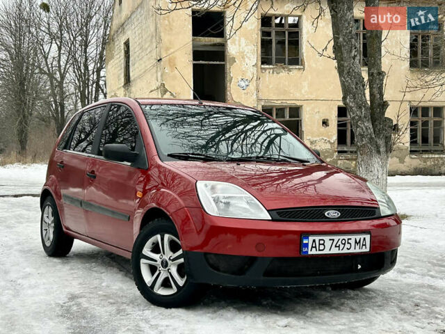 Красный Форд Фиеста, объемом двигателя 1.3 л и пробегом 320 тыс. км за 3650 $, фото 1 на Automoto.ua