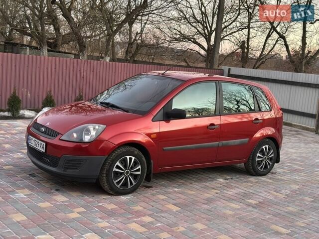 Красный Форд Фиеста, объемом двигателя 1.4 л и пробегом 160 тыс. км за 2950 $, фото 1 на Automoto.ua