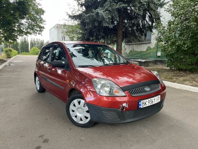 Красный Форд Фиеста, объемом двигателя 1.4 л и пробегом 309 тыс. км за 2690 $, фото 1 на Automoto.ua