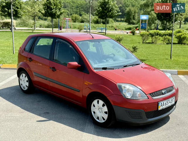 Красный Форд Фиеста, объемом двигателя 1.3 л и пробегом 150 тыс. км за 3800 $, фото 1 на Automoto.ua