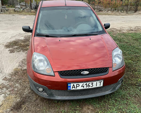 Форд Фієста 2006 у Запоріжжя на Automoto.ua Червоний Форд Фієста, об'ємом двигуна 1.39 л та пробігом 154 тис. км за 4200 $, фото 1 на Automoto.ua