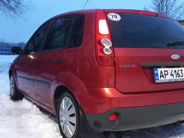 Красный Форд Фиеста, объемом двигателя 1.4 л и пробегом 157 тыс. км за 3800 $, фото 1 на Automoto.ua