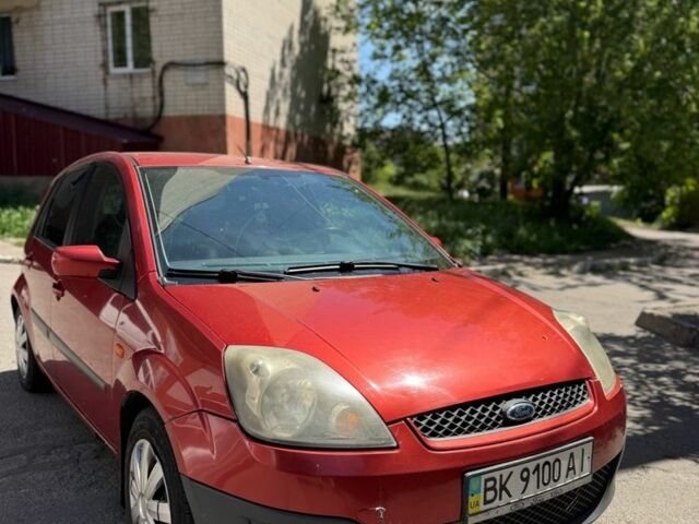 Червоний Форд Фієста, об'ємом двигуна 1.3 л та пробігом 270 тис. км за 2600 $, фото 1 на Automoto.ua