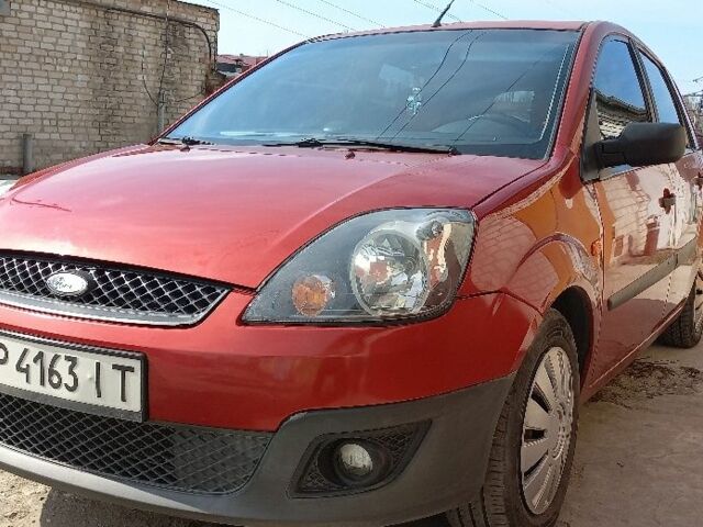 Красный Форд Фиеста, объемом двигателя 1.4 л и пробегом 157 тыс. км за 3550 $, фото 1 на Automoto.ua