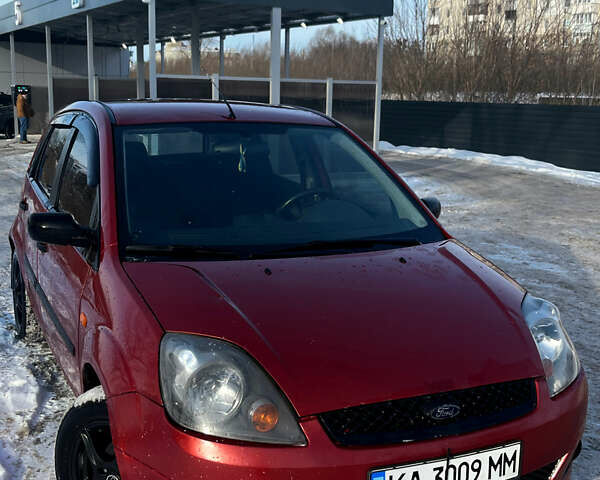 Червоний Форд Фієста, об'ємом двигуна 1.4 л та пробігом 191 тис. км за 2950 $, фото 1 на Automoto.ua