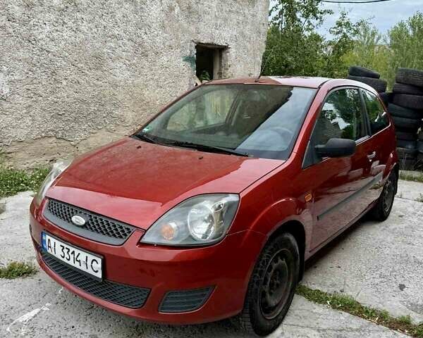 Красный Форд Фиеста, объемом двигателя 1.4 л и пробегом 280 тыс. км за 3700 $, фото 1 на Automoto.ua