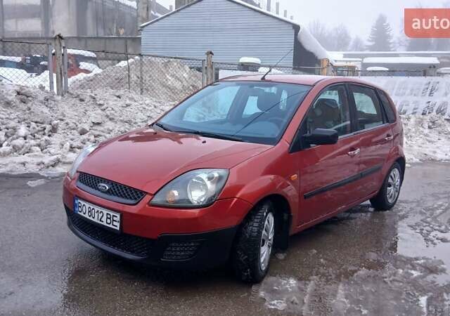 Червоний Форд Фієста, об'ємом двигуна 1.24 л та пробігом 158 тис. км за 2900 $, фото 1 на Automoto.ua