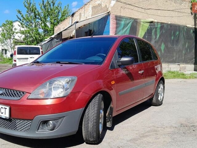 Красный Форд Фиеста, объемом двигателя 1.4 л и пробегом 123 тыс. км за 4400 $, фото 1 на Automoto.ua