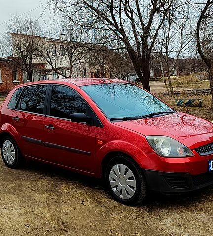 Красный Форд Фиеста, объемом двигателя 1.4 л и пробегом 137 тыс. км за 4650 $, фото 1 на Automoto.ua