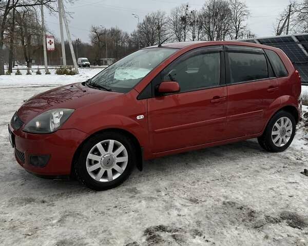 Красный Форд Фиеста, объемом двигателя 1.39 л и пробегом 122 тыс. км за 5300 $, фото 1 на Automoto.ua
