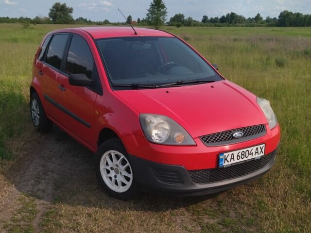 Червоний Форд Фієста, об'ємом двигуна 1.25 л та пробігом 153 тис. км за 3600 $, фото 1 на Automoto.ua