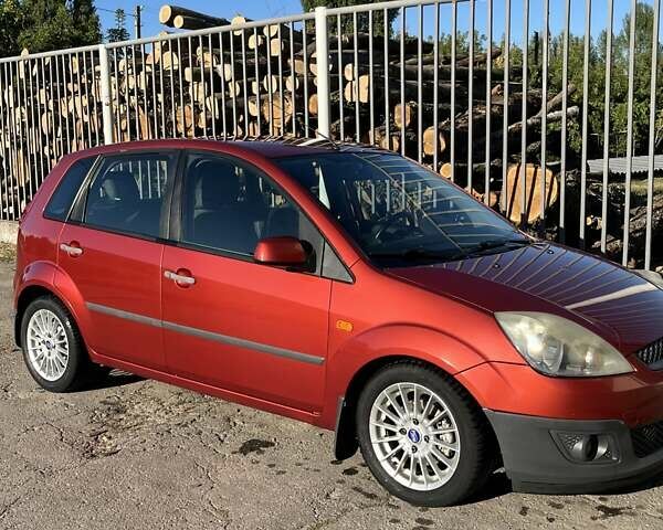 Красный Форд Фиеста, объемом двигателя 1.39 л и пробегом 165 тыс. км за 4900 $, фото 1 на Automoto.ua