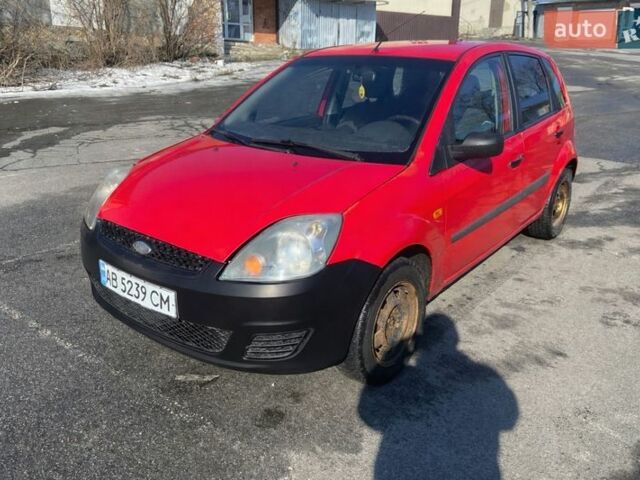 Червоний Форд Фієста, об'ємом двигуна 1.24 л та пробігом 350 тис. км за 1650 $, фото 1 на Automoto.ua