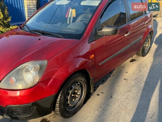 Червоний Форд Фієста, об'ємом двигуна 1.2 л та пробігом 228 тис. км за 3100 $, фото 1 на Automoto.ua