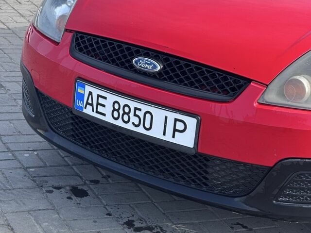Красный Форд Фиеста, объемом двигателя 1.2 л и пробегом 187 тыс. км за 3600 $, фото 1 на Automoto.ua