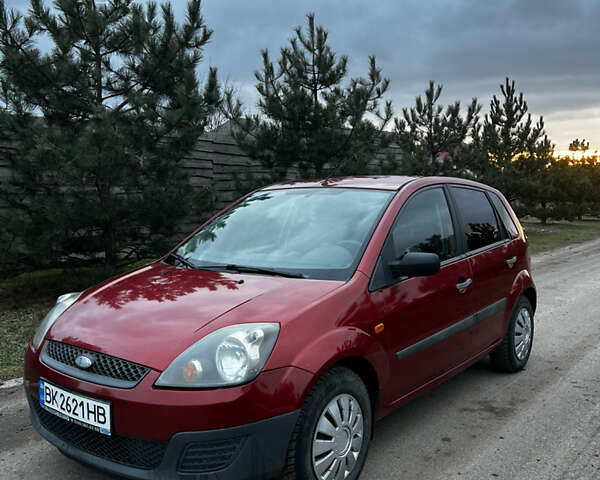 Червоний Форд Фієста, об'ємом двигуна 1.4 л та пробігом 226 тис. км за 4500 $, фото 1 на Automoto.ua