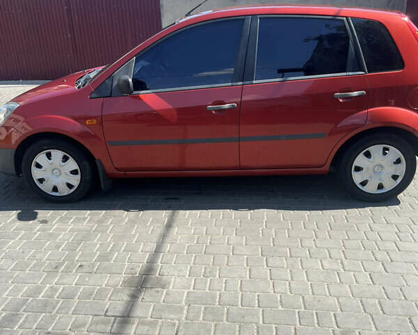 Червоний Форд Фієста, об'ємом двигуна 1.39 л та пробігом 90 тис. км за 5000 $, фото 1 на Automoto.ua