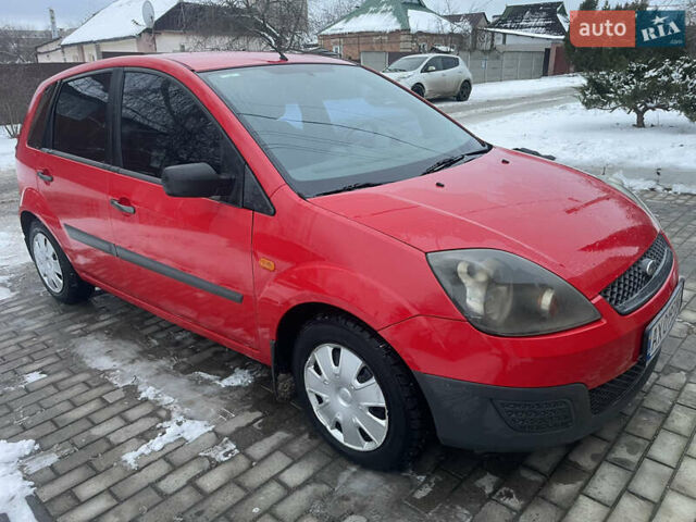 Червоний Форд Фієста, об'ємом двигуна 1.24 л та пробігом 300 тис. км за 3250 $, фото 1 на Automoto.ua