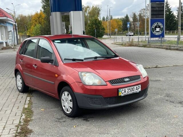 Красный Форд Фиеста, объемом двигателя 1.2 л и пробегом 159 тыс. км за 2750 $, фото 1 на Automoto.ua