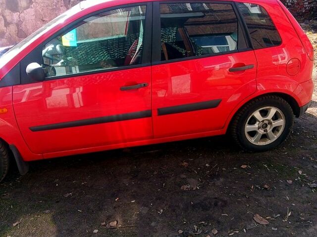 Красный Форд Фиеста, объемом двигателя 1.3 л и пробегом 207 тыс. км за 4000 $, фото 1 на Automoto.ua