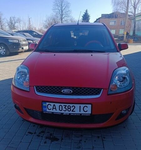 Красный Форд Фиеста, объемом двигателя 1.39 л и пробегом 210 тыс. км за 4700 $, фото 1 на Automoto.ua