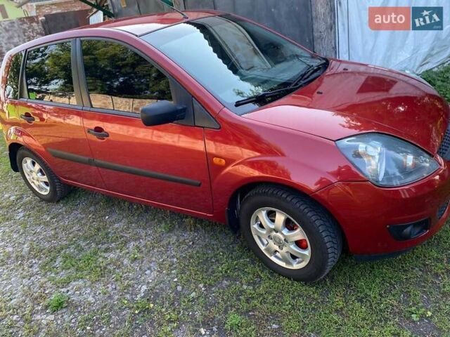 Красный Форд Фиеста, объемом двигателя 1.24 л и пробегом 150 тыс. км за 4800 $, фото 1 на Automoto.ua