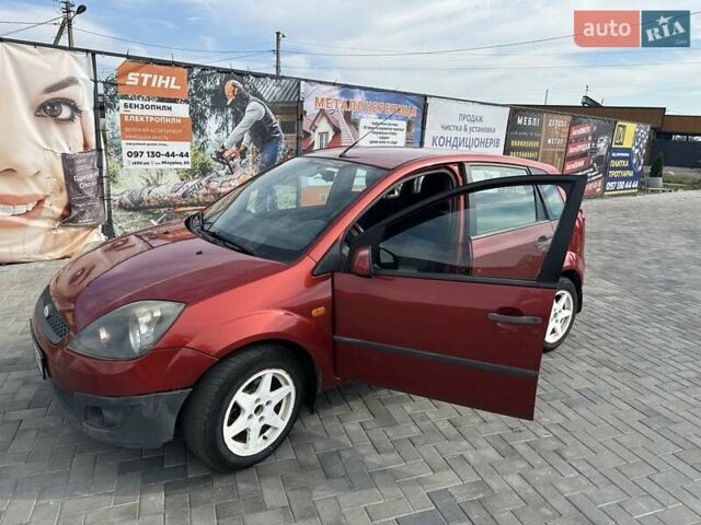 Красный Форд Фиеста, объемом двигателя 1.39 л и пробегом 249 тыс. км за 3900 $, фото 1 на Automoto.ua