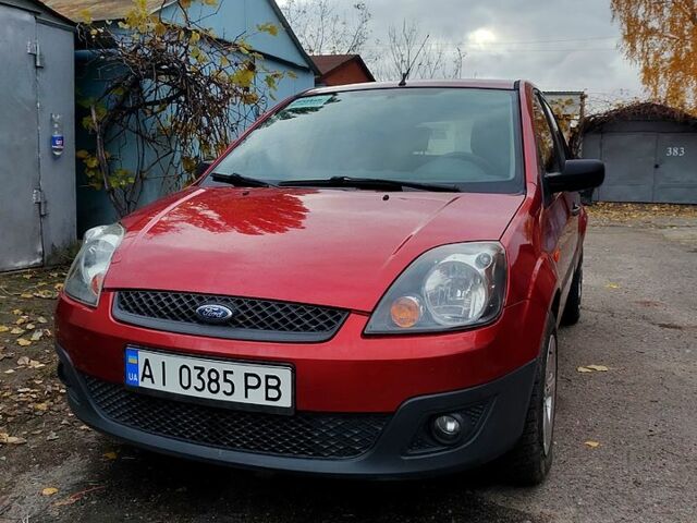 Красный Форд Фиеста, объемом двигателя 1.4 л и пробегом 135 тыс. км за 3800 $, фото 1 на Automoto.ua