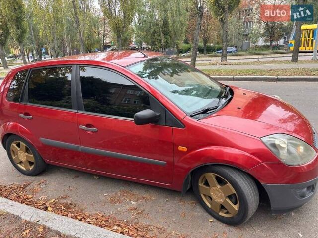 Красный Форд Фиеста, объемом двигателя 1.4 л и пробегом 273 тыс. км за 3800 $, фото 1 на Automoto.ua