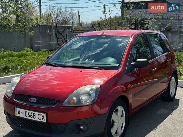 Красный Форд Фиеста, объемом двигателя 1.4 л и пробегом 147 тыс. км за 4200 $, фото 1 на Automoto.ua