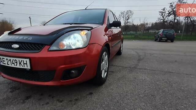 Красный Форд Фиеста, объемом двигателя 1.4 л и пробегом 205 тыс. км за 4300 $, фото 1 на Automoto.ua