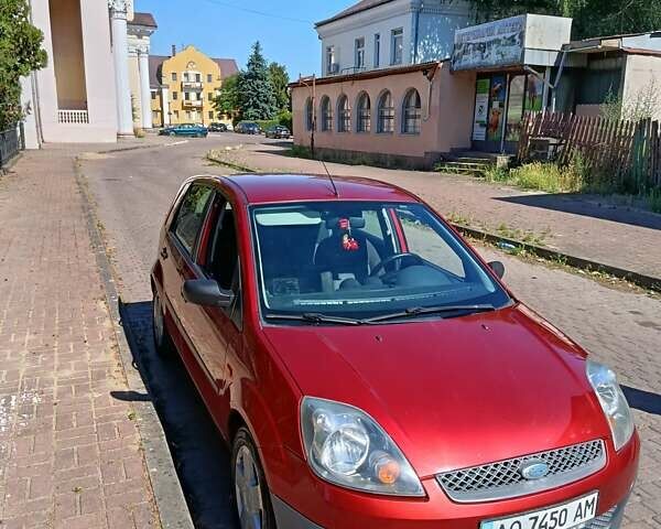 Червоний Форд Фієста, об'ємом двигуна 1.4 л та пробігом 110 тис. км за 4900 $, фото 1 на Automoto.ua