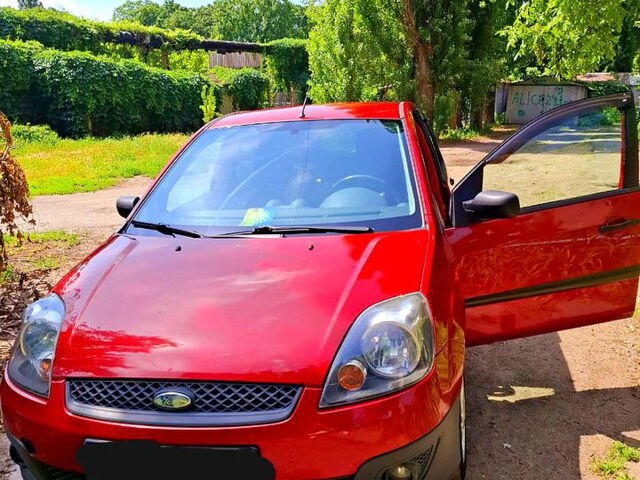 Красный Форд Фиеста, объемом двигателя 1.4 л и пробегом 232 тыс. км за 4000 $, фото 1 на Automoto.ua