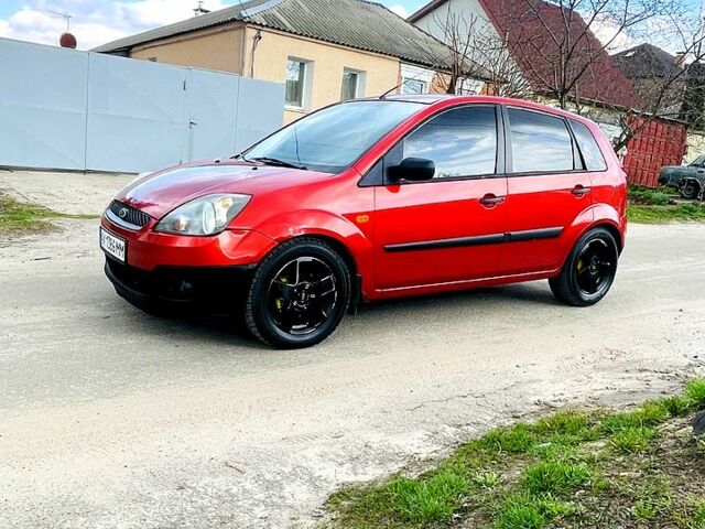 Червоний Форд Фієста, об'ємом двигуна 1.4 л та пробігом 155 тис. км за 3400 $, фото 1 на Automoto.ua