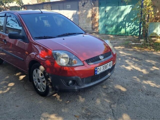 Червоний Форд Фієста, об'ємом двигуна 1.4 л та пробігом 251 тис. км за 4200 $, фото 1 на Automoto.ua