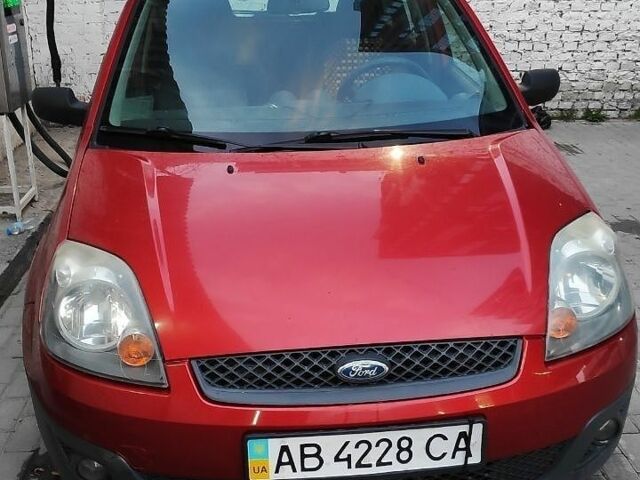 Червоний Форд Фієста, об'ємом двигуна 1.39 л та пробігом 130 тис. км за 5000 $, фото 1 на Automoto.ua