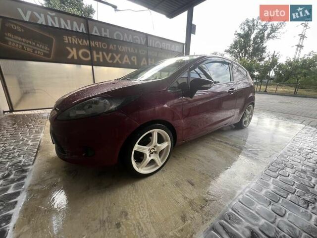 Красный Форд Фиеста, объемом двигателя 1.4 л и пробегом 288 тыс. км за 5500 $, фото 1 на Automoto.ua