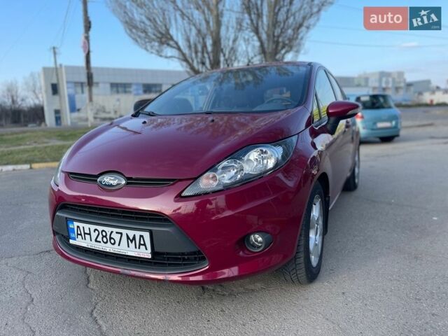 Червоний Форд Фієста, об'ємом двигуна 1.39 л та пробігом 127 тис. км за 7600 $, фото 1 на Automoto.ua