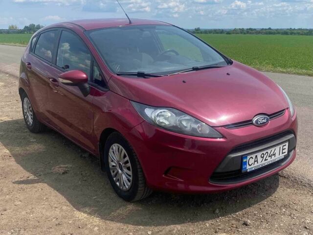 Красный Форд Фиеста, объемом двигателя 1.4 л и пробегом 230 тыс. км за 5000 $, фото 1 на Automoto.ua